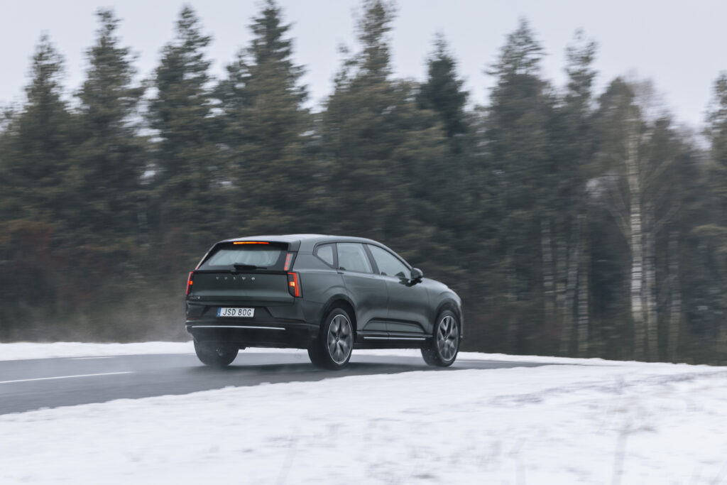 Sähköauton ostaminen muuttui Suomessa – nämä asiat ratkaisevat nyt, kannattaako sähköön vaihtaa Volvo EX60 -sähköauto ajamassa lumisella talvitiellä