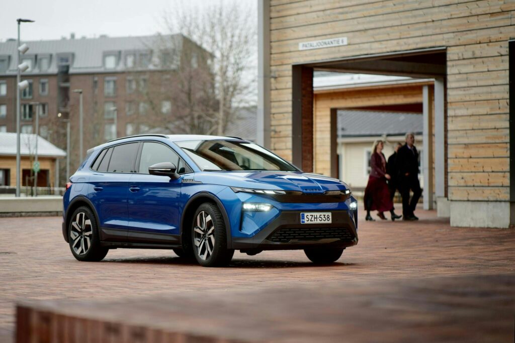 Paras sähkö-SUV alle 45 000 eurolla? Viisi kovaa vaihtoehtoa ja yksi voittaja Sininen Škoda Elroq sähköauto kuvattuna etuviistosta kaupunkiympäristössä.