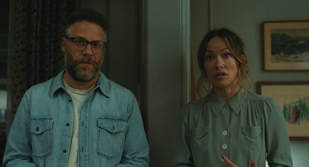 Elokuva-arvostelu: The Invite on viiden tähden parisuhdepaini, joka osuu kiusallisen lähelle Seth Rogen ja Olivia Wilde seisovat vierekkäin The Invite -elokuvan kohtauksessa.