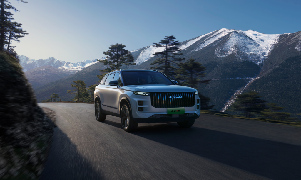 Uusi kiinalainen SUV haastaa hinnalla – myyntiennätyksiä rikkova hybridi maksaa alle 35 000 € Vaalea Jaecoo 7 PHEV ajaa vuoristotiellä lumihuippuisten vuorten edessä.