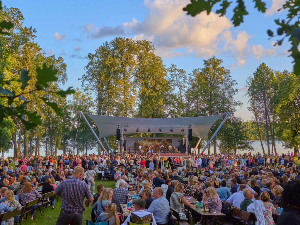 Liisa Lagerstam keksi Laukon kartanon uudelleen – nyt Vesilahdessa käy yli 60 000 vierasta kesässä Suuri konserttiyleisö Laukon kartanon keikkapuistossa kesäiltana