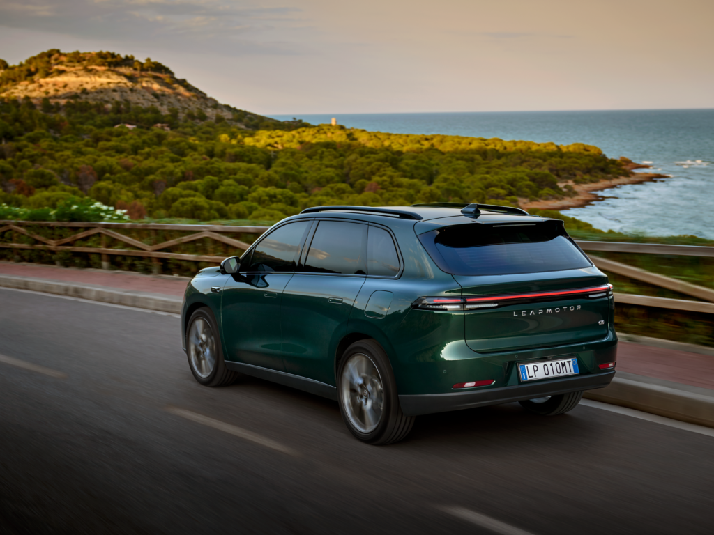 Uusi sähköautomerkki paljasti Suomen hinnat – 482 kilometriä alle 30 000 eurolla Vihreä Leapmotor C10 sähkö-SUV kuvattuna takaapäin ajossa rannikkotiellä.