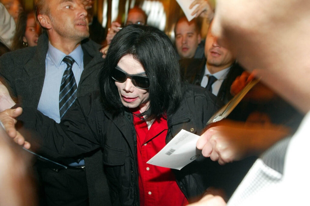 Yle Areenan Michael Jackson -dokumentti on yllättävän reilu – eikä silti päästä tähteä helpolla Michael Jackson aurinkolaseissa ihmisjoukon ja turvahenkilöstön keskellä.