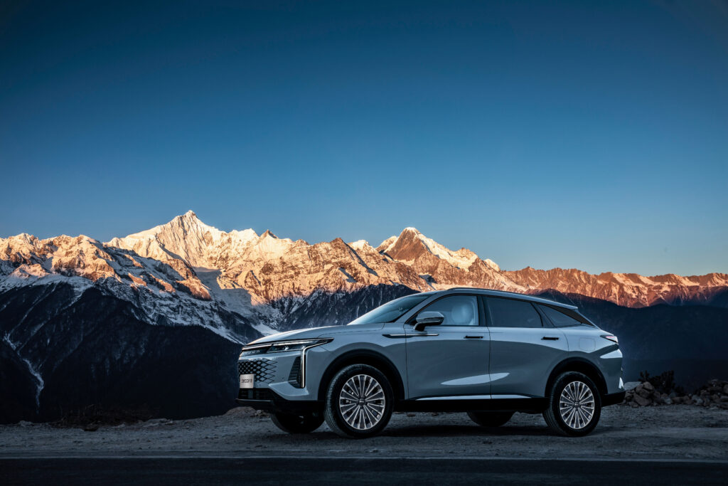 Suomeen tulevien Omodan ja Jaecoon kasvu kiihtyy – taustayhtiö vei jo yli 200 000 autoa kuukaudessa Omoda 9 PHEV lataushybridi kuvattuna etuviistosta.
