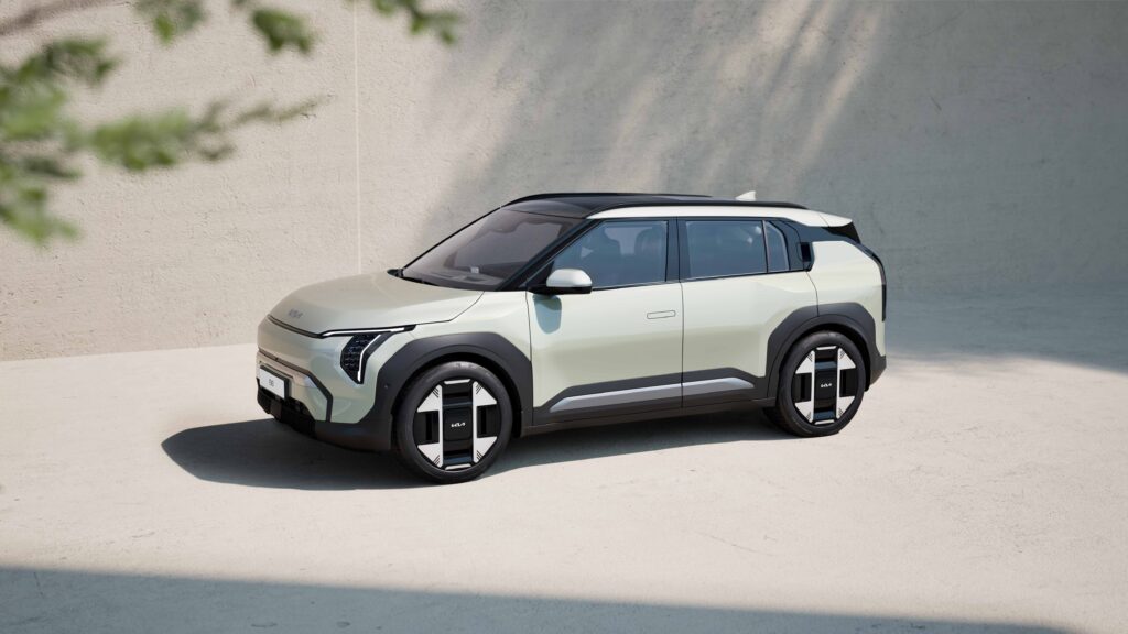 Paras sähkö-SUV alle 45 000 eurolla? Viisi kovaa vaihtoehtoa ja yksi voittaja Vaalea Kia EV3 sähköauto kuvattuna etuviistosta.