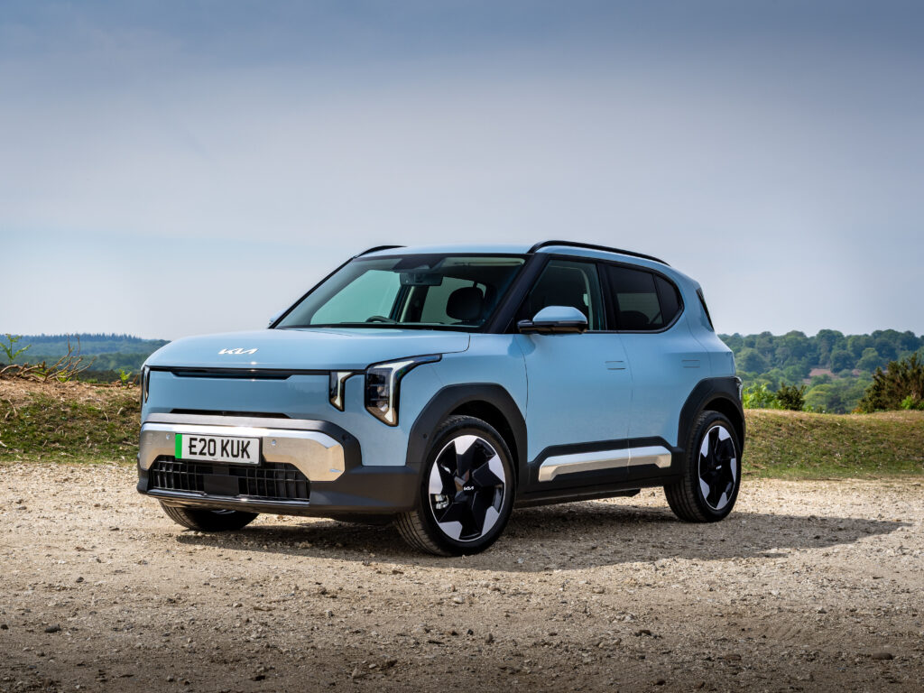 Uusien autojen myynnissä merkittävä piristys – jo 60 prosenttia menopeleistä on ladattavia Kia EV2 Air -sähkö-SUV kaupunkiympäristössä