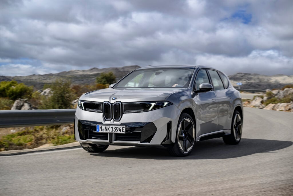 Paras sähkö-SUV alle 75 000 eurolla? BMW lyö pöytään ylivoimaisen haastajan BMW iX3 50 xDrive vaaleana takaa edestä kuvattuna
