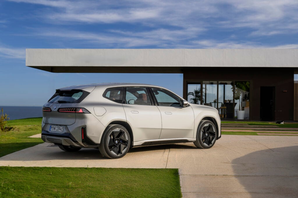 Paras sähkö-SUV alle 75 000 eurolla? BMW lyö pöytään ylivoimaisen haastajan paras sähkö-SUV alle 75 000 euroa: BMW iX3 50 xDrive vaaleana - paras sähkö-SUV alle 75 000 euroaauringonlaskussa edestä sivulta kuvattuna
