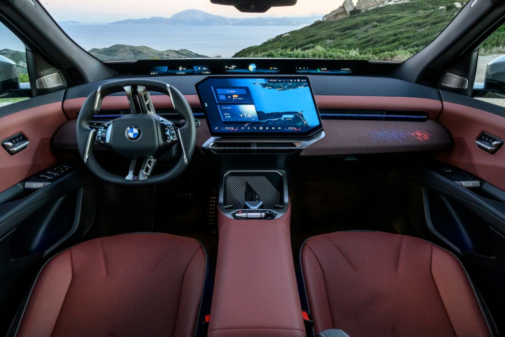 Paras sähkö-SUV alle 75 000 eurolla? BMW lyö pöytään ylivoimaisen haastajan BMW iX3:n ohjaamo, Panoramic iDrive ja keskellä oleva kosketusnäyttö