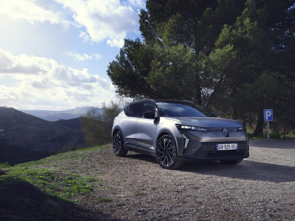 Paras sähkö-SUV alle 45 000 eurolla? Viisi kovaa vaihtoehtoa ja yksi voittaja Renault Scenic E-Tech electric kuvattuna etuviistosta vuoristomaisemassa.