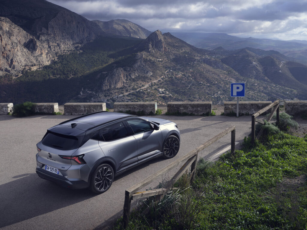 Paras sähkö-SUV alle 45 000 eurolla? Viisi kovaa vaihtoehtoa ja yksi voittaja Renault Scenic E-Tech electric sivuprofiilissa vuoristotien varrella.