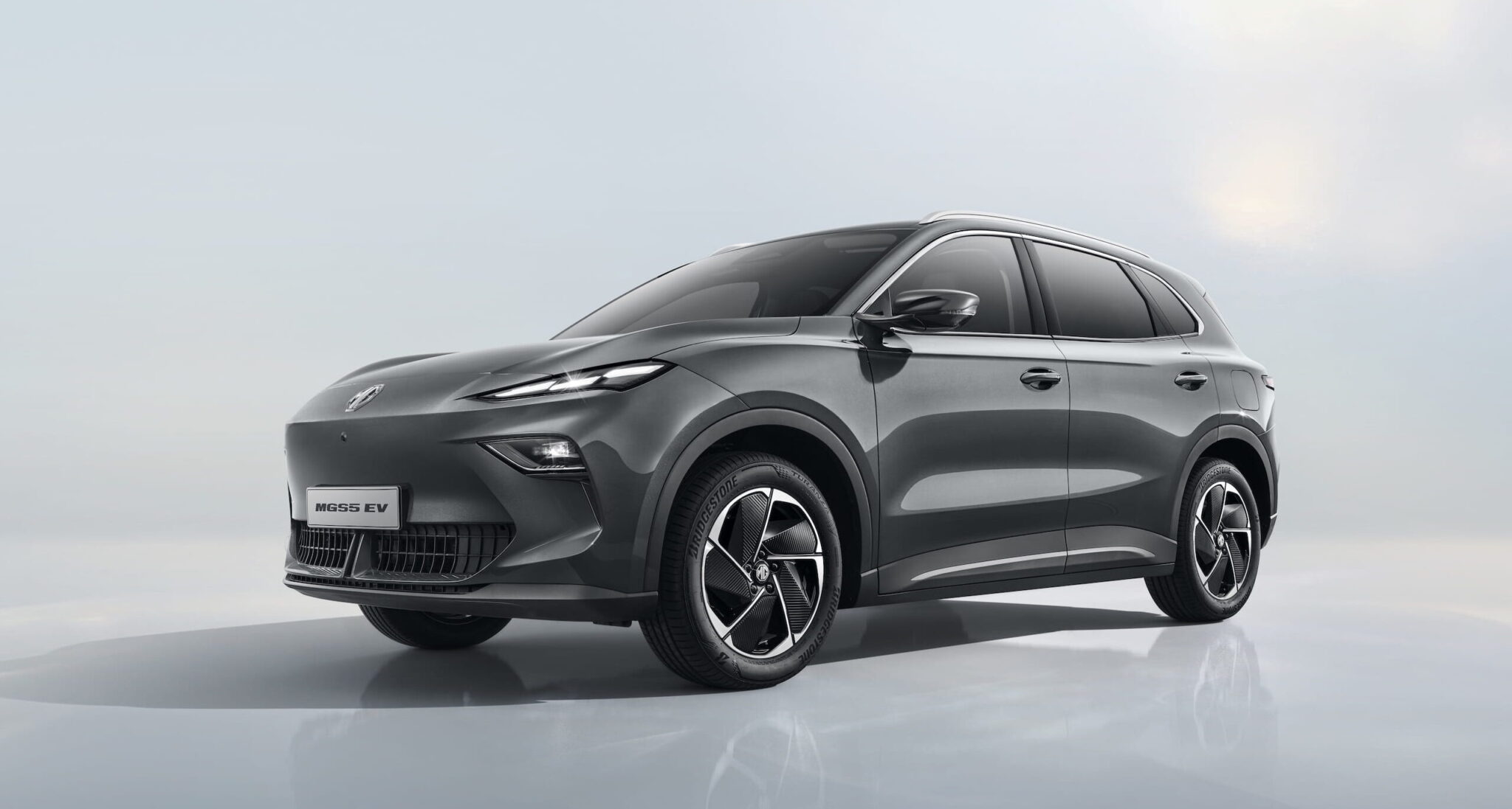 Paras sähkö-SUV alle 35 000 eurolla? Viisi järkivalintaa ja yksi voittaja MGS5 EV -sähkökatumaasturi etuviistosta kuvattuna