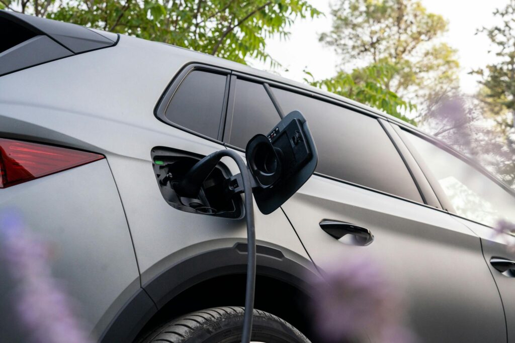 Sähköauton ostaminen muuttui Suomessa – nämä asiat ratkaisevat nyt, kannattaako sähköön vaihtaa Skoda Elroq RS latauksessa latauskaapeli kytkettynä autoon