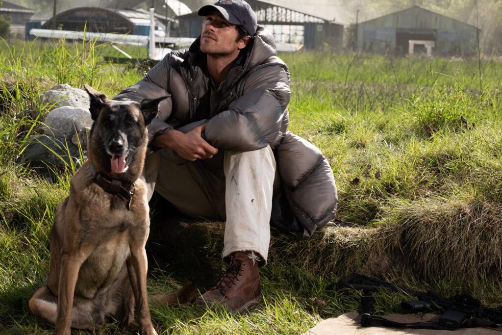 Elokuva-arvostelu: The Dog Stars on Ridley Scottin parhaita elokuvia vuosiin, mutta sillä on surullinen kohtalo Jacob Elordi stuu koiran kanssa ruohoisella lentokentällä The Dog Stars -elokuvassa.