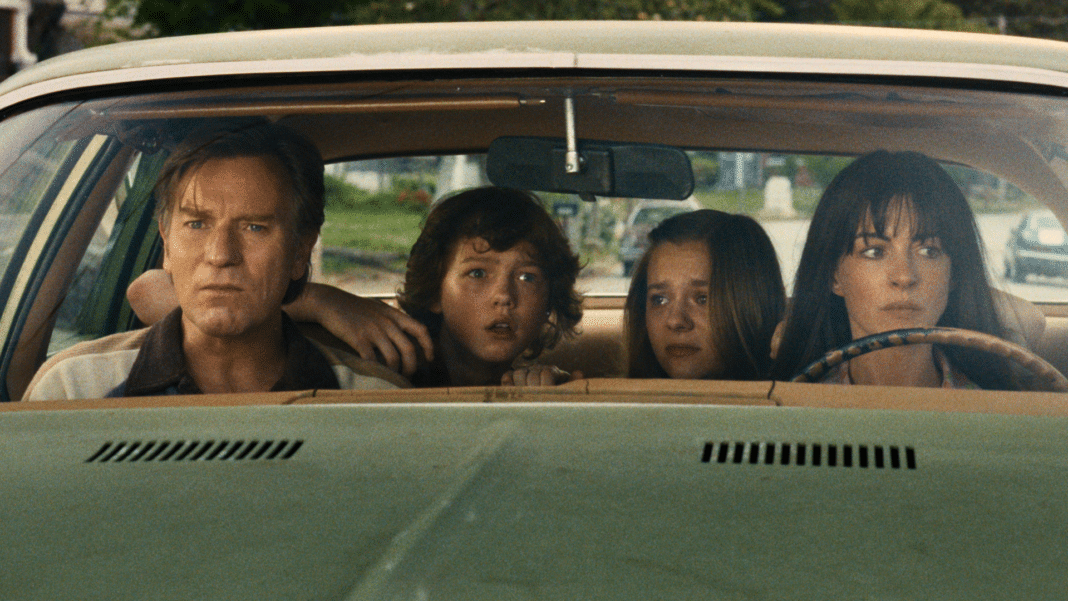 The End of Oak Street arvostelu: Ewan McGregor ja Anne Hathaway Greg ja Denise Plattina The End of Oak Street -elokuvassa.