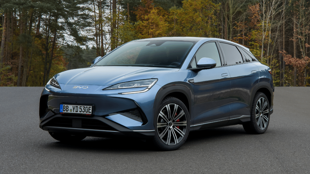 BYD Suomessa: Sininen BYD SEALION 7 -sähkökatumaasturi edestä kuvattuna