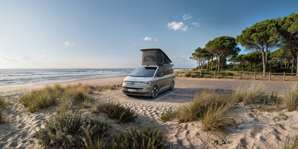 Volkswagen Multivan ja California uudistuvat – ohjaamo menee kokonaan uusiksi Uudistunut Volkswagen California eHybrid 4MOTION pysäköitynä leiripaikalle.