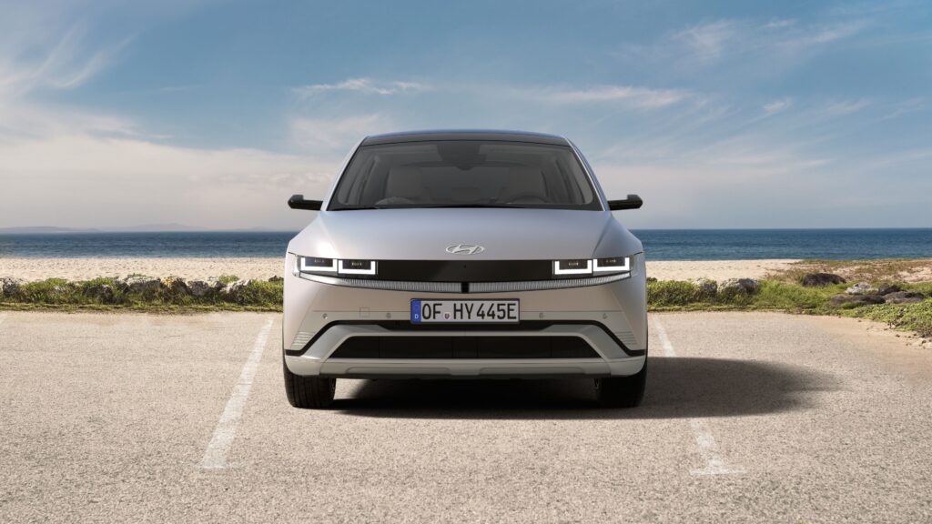 Paras sähkö-SUV alle 45 000 eurolla? Viisi kovaa vaihtoehtoa ja yksi voittaja Vaalea Hyundai Ioniq 5 sähköauto kuvattuna suoraan edestä meren rannalla.