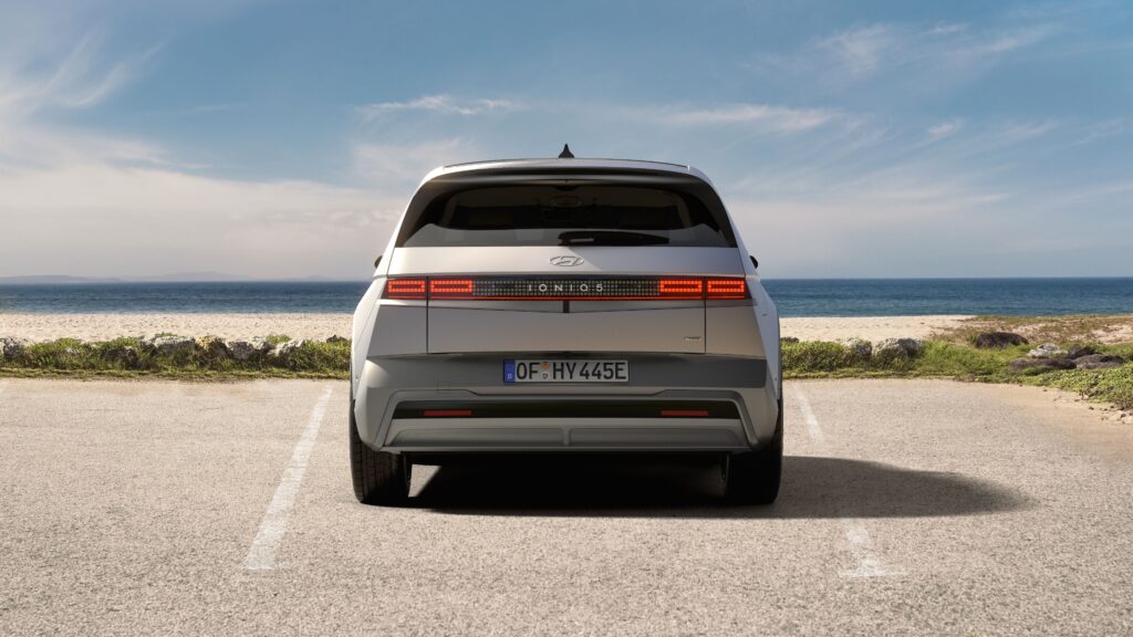 Paras sähkö-SUV alle 45 000 eurolla? Viisi kovaa vaihtoehtoa ja yksi voittaja Hyundai Ioniq 5 sähköauto kuvattuna takaviistosta.