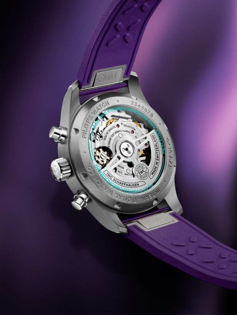 Onko tässä maailman erikoisin F1-kello? Mercedes-tallin uusi IWC ei jää huomaamatta IWC Pilot’s Watch Chronograph 41 -kellon läpinäkyvä safiiripohja ja mekaaninen 69385-koneisto.