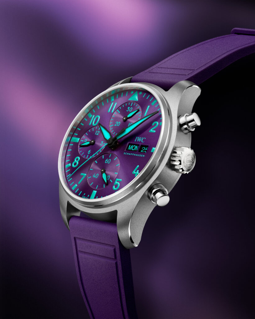 Onko tässä maailman erikoisin F1-kello? Mercedes-tallin uusi IWC ei jää huomaamatta IWC Pilot’s Watch Chronograph 41 Mercedes-AMG Petronas Formula One Team violetilla kellotaululla.