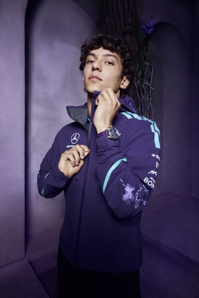 Onko tässä maailman erikoisin F1-kello? Mercedes-tallin uusi IWC ei jää huomaamatta Kimi Antonelli poseeraa violetin IWC Mercedes-AMG Petronas Formula One Team -kellon kanssa.