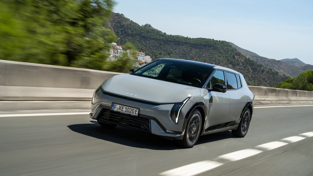 Kia EV4:n saa nyt nelivetona – lisähinta on maltillinen, mutta siitä maksetaan toimintamatkassa Harmaa Kia EV4 GT-Line AWD ajossa vuoristotiellä etuviistosta kuvattuna.