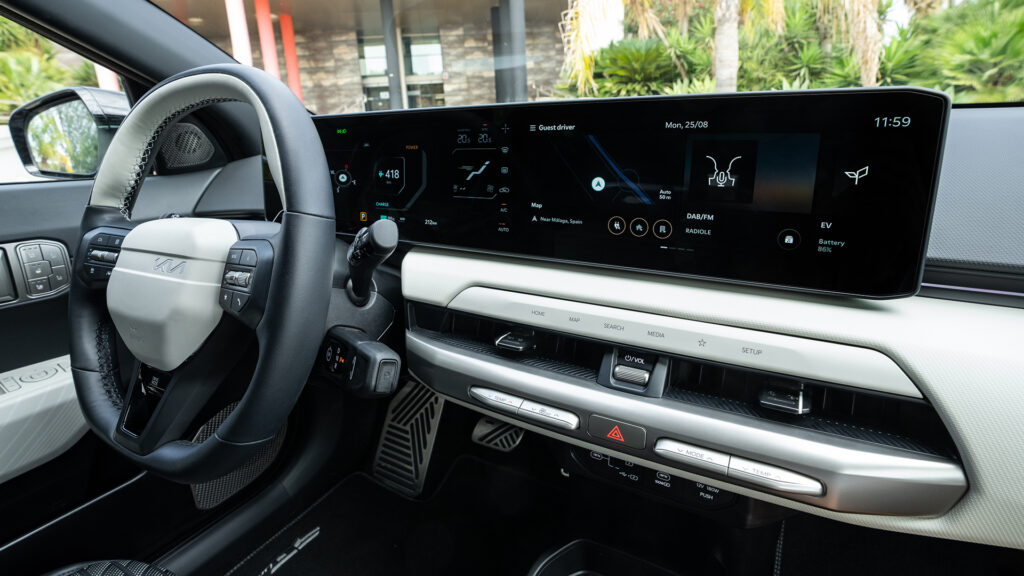 Kia EV4:n saa nyt nelivetona – lisähinta on maltillinen, mutta siitä maksetaan toimintamatkassa Lähikuva Kia EV4:n ohjauspyörästä, digitaalisesta mittaristosta ja infotainment-näytöstä.