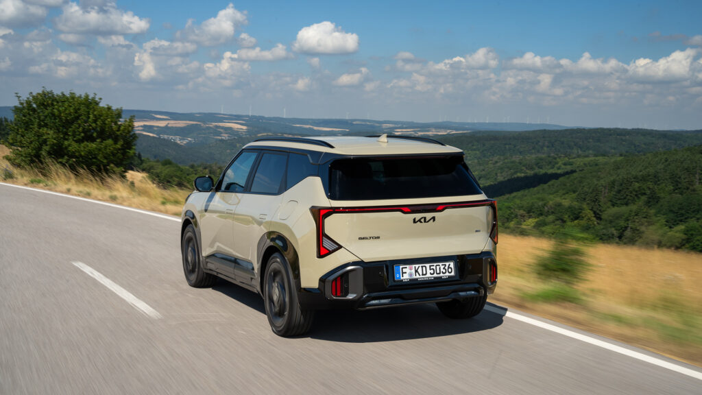Kia tuo hybridiin sähköautoista tuttuja mausteita – uuden Seltosin hinta alkaa 35 990 eurosta Beige Kia Seltos katumaasturi ajossa etuviistosta kuvattuna.