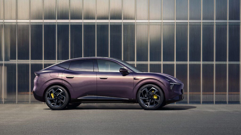 Paras sähkö-SUV alle 45 000 eurolla? Viisi kovaa vaihtoehtoa ja yksi voittaja Violetti XPENG L03 sähköauto kuvattuna sivuprofiilista.
