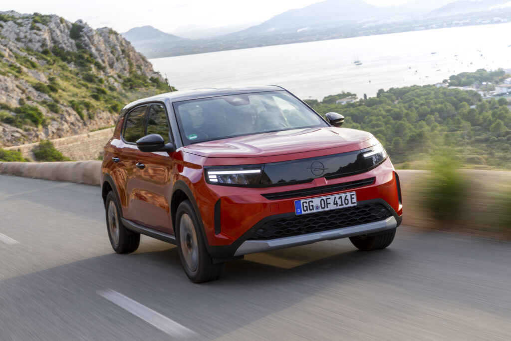 Paras sähkö-SUV alle 35 000 eurolla? Viisi järkivalintaa ja yksi voittaja Opel Frontera Electric -sähkökatumaasturi edestä kuvattuna