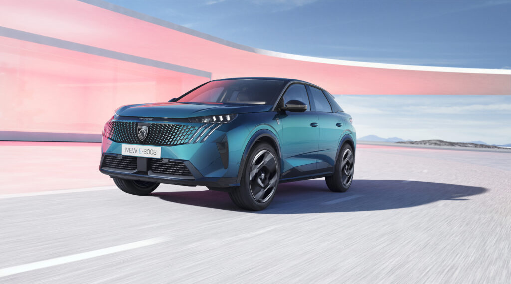 Paras sähkö-SUV alle 45 000 eurolla? Viisi kovaa vaihtoehtoa ja yksi voittaja Sininen Peugeot E-3008 sähköauto kuvattuna etuviistosta ajossa.