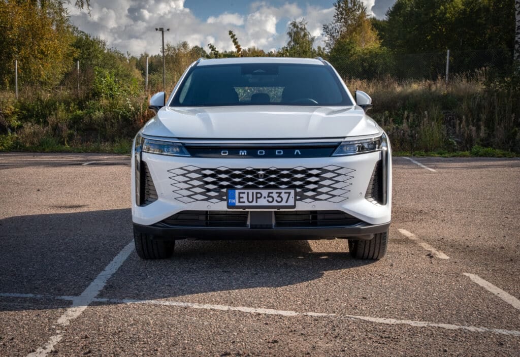 Omoda 9 PHEV edestä kuvattuna