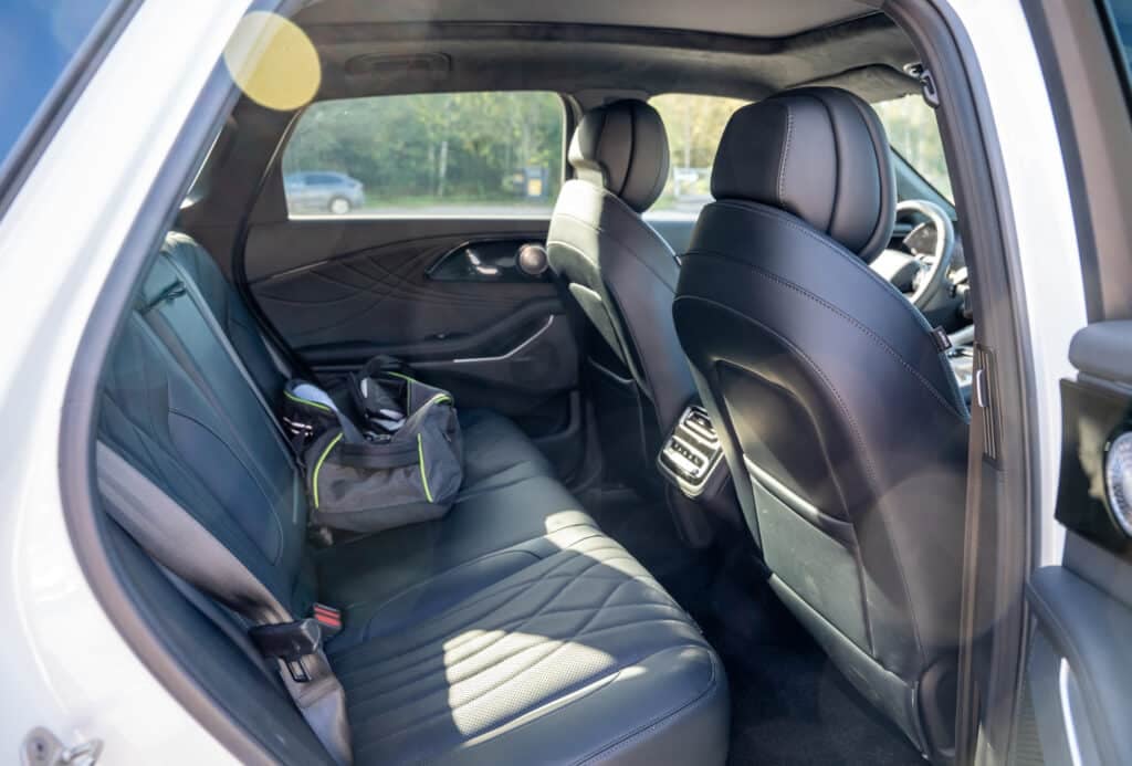 Omoda 9 PHEV:n takaistuimet ja jalkatilat