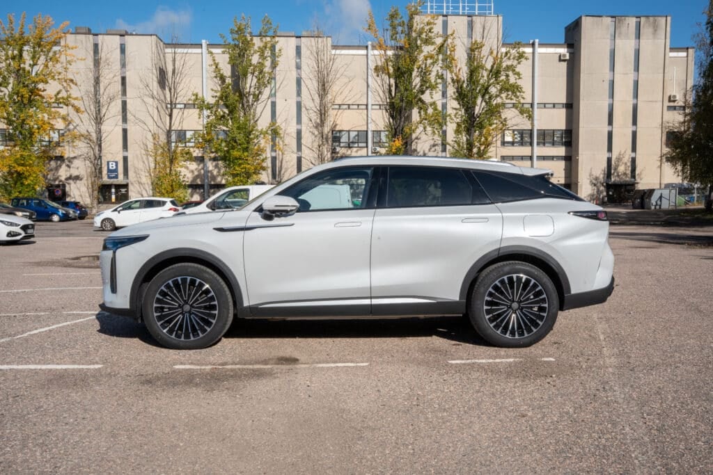 Omoda 9 PHEV sivulta kuvattuna