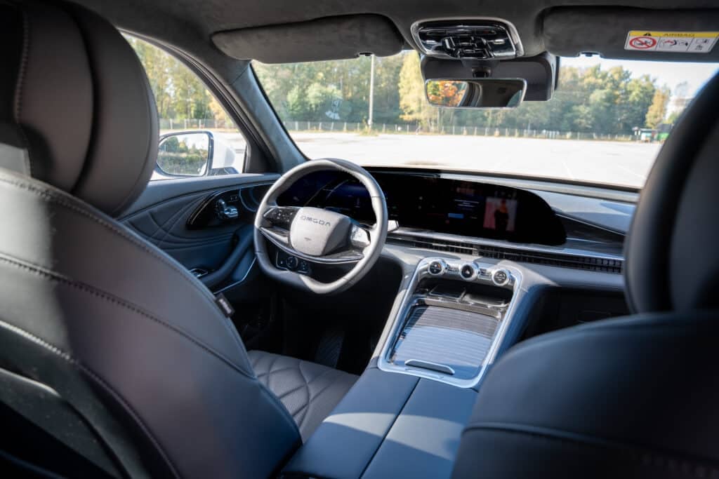 Omoda 9 PHEV:n ohjaamo ja kojelauta