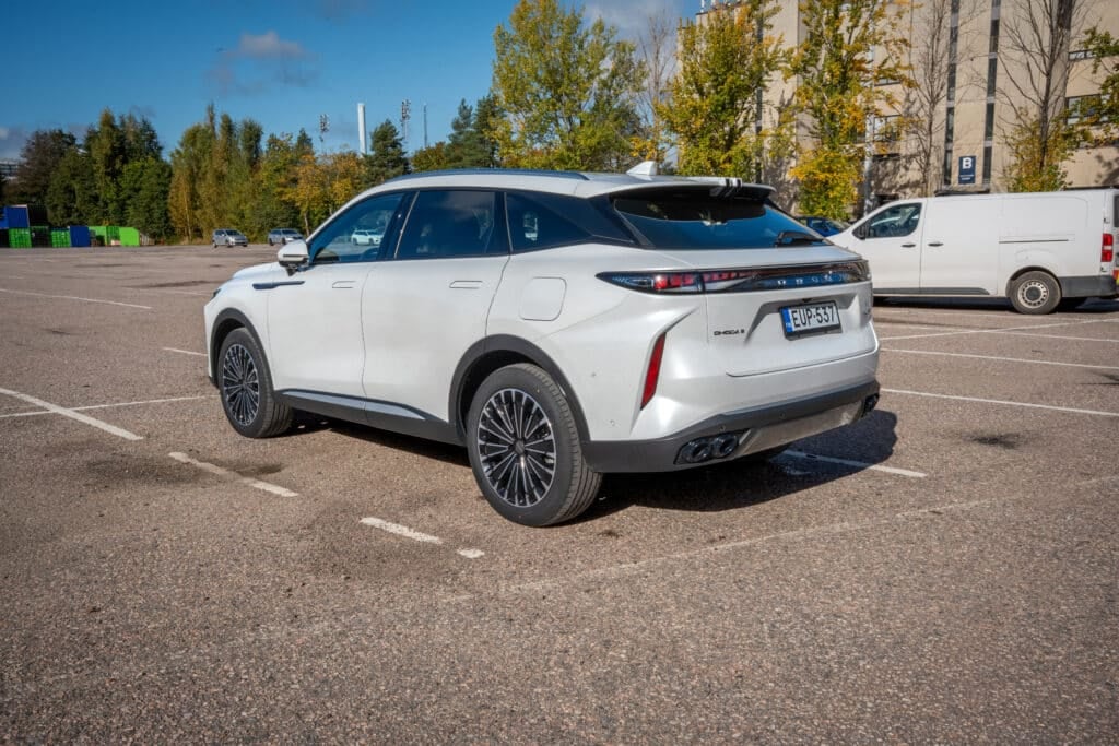 Omoda 9 on kookas SUV, mutta takaosan muotoilu pitää kokonaisuuden melko virtaviivaisena.