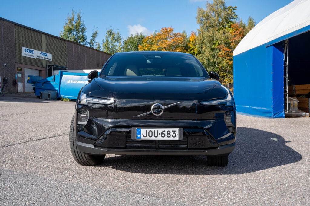 Koeajo: Volvo EX60 on luksusluokan sähkö-SUV, jonka hienous aukeaa vasta maantiellä Musta Volvo EX60 edestä kuvattuna