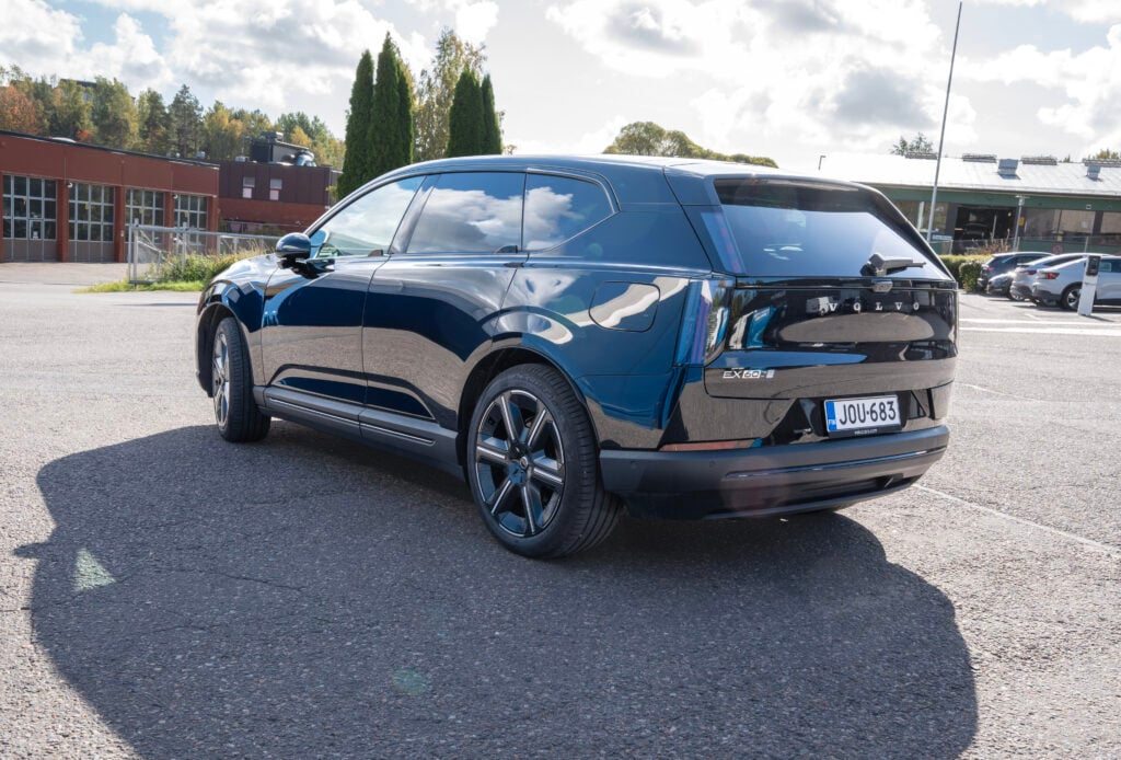 Koeajo: Volvo EX60 on luksusluokan sähkö-SUV, jonka hienous aukeaa vasta maantiellä Musta Volvo EX60 takaviistosta
