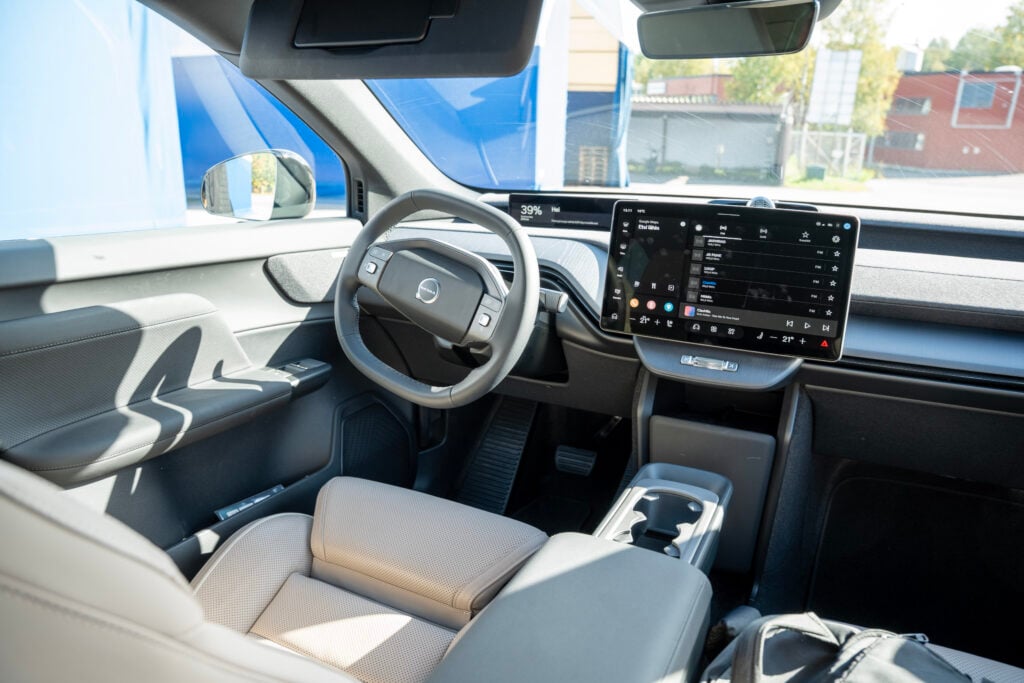 Koeajo: Volvo EX60 on luksusluokan sähkö-SUV, jonka hienous aukeaa vasta maantiellä Volvo EX60:n ohjaamo, ratti ja keskinäyttö