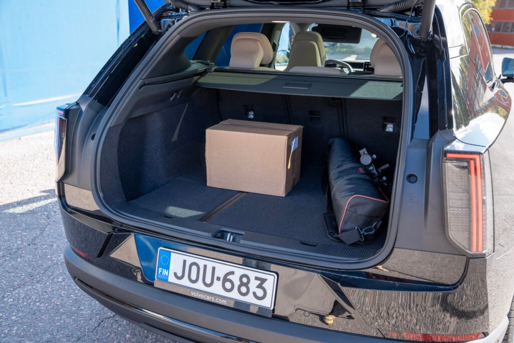 Koeajo: Volvo EX60 on luksusluokan sähkö-SUV, jonka hienous aukeaa vasta maantiellä Volvo EX60:n 523 litran tavaratila