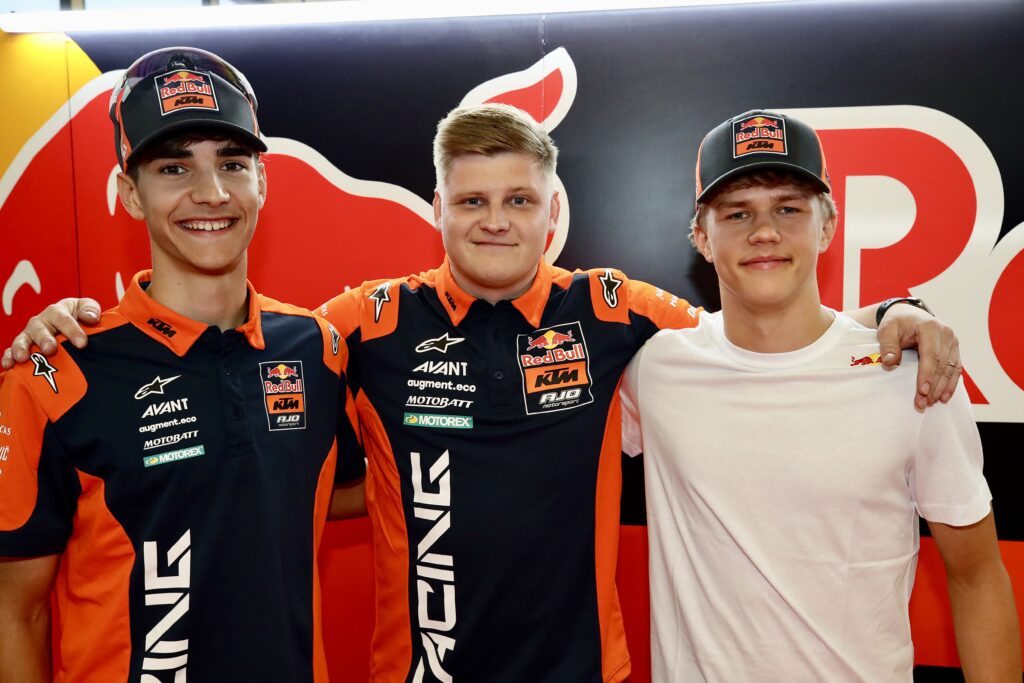 18-vuotias suomalaislupaus sai paikan Aki Ajon huipputallista – "Unelmat toteutuvat" Ajo Motorsportin MotoGP 3 -tallipäällikkö Niklas Ajo kuljettajien Rico Salmisen ja Brian Uriarten kanssa