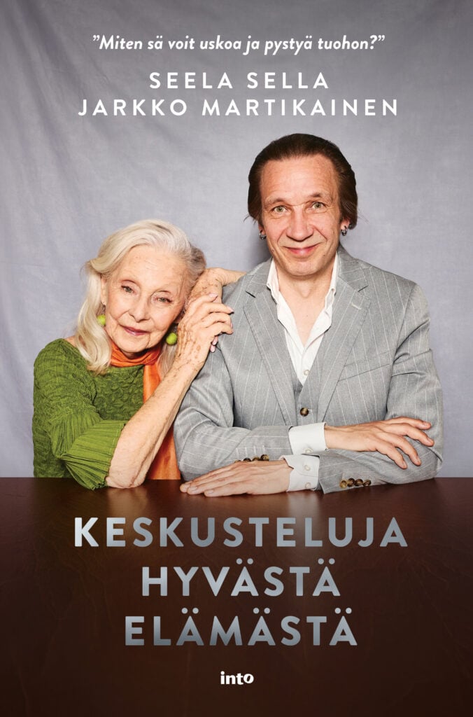 Seela Sella on kuollut 89-vuotiaana – juuri ilmestynyt kirja muuttui jäähyväisiksi, joissa puhuttiin suoraan kuolemasta Keskusteluja hyvästä elämästä, Seela Sella ja Jarkko Martikainen