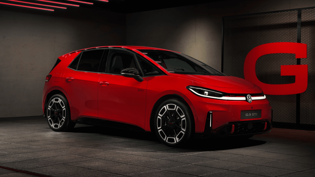 Punainen Volkswagen ID.3 GTI etuviistosta kuvattuna GTI-henkisessä studiovalaistuksessa