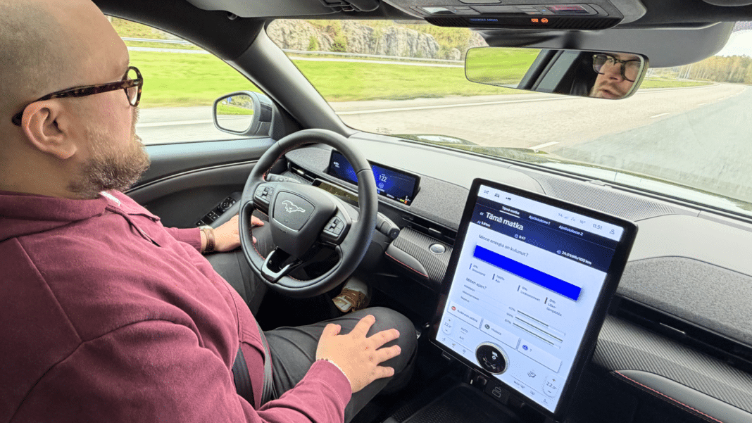 Ford BlueCruise koeajossa suomalaisella moottoritiellä kuljettajan kädet irti ohjauspyörästä