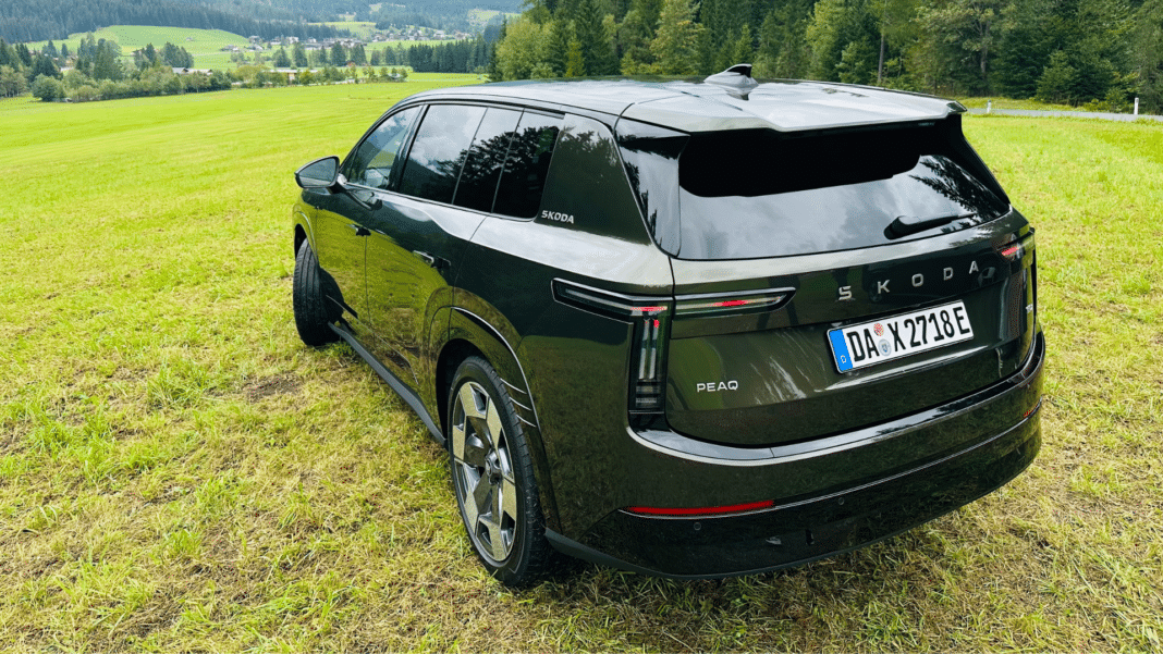 Skoda Peaq 90x SportLine koeajossa Itävallan vuoristomaisemissa