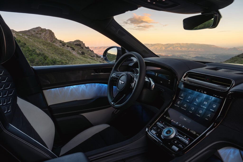 Bentley teki ensimmäisen sähköautonsa – Torcal S:ssä on "vain" 888 hevosvoimaa Bentley Torcalin ohjaamo ja kaareva OLED-kosketusnäyttö