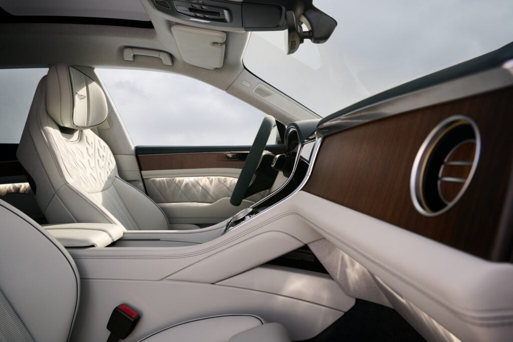 Bentley teki ensimmäisen sähköautonsa – Torcal S:ssä on "vain" 888 hevosvoimaa Bentley Torcalin Ombré Walnut -puuviimeistely