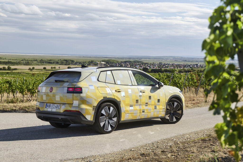 Volkswagen ID. Tiguan korvaa ID.4:n ja ID.5:n – tämä uudesta sähkö-SUVista tiedetään Volkswagen ID. Tiguan takaa kuvattuna
