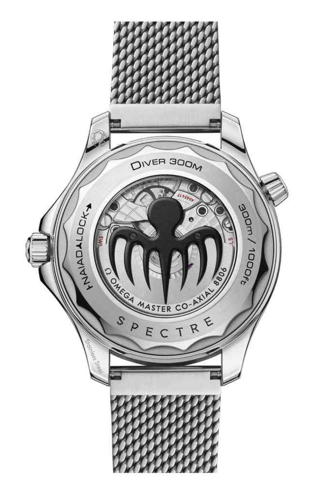 Omega julkaisi uuden James Bond -kellon – ensi kertaa tiuku myös pahiksille Omega Seamaster Diver 300M Spectre Editionin takapohja ja roottorin mustekalatunnus.